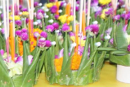 Das sind uebrigens die kleinen schwimmenden Bananenblatt-Dinger, die bei Loi Krathong auf den Fluss gesetzt werden ...