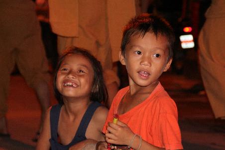 Kinder beim Loi Krathong
