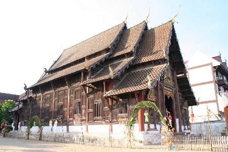 500 jahre alter holztempel in chiang mai