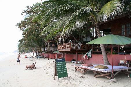 Blick vom Strand auf unsere Unterkunft: das Sea Breeze in Lamai