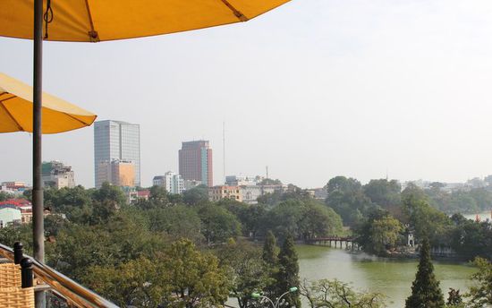 Blick auf den Hoan Kiem See von einem Cafe.