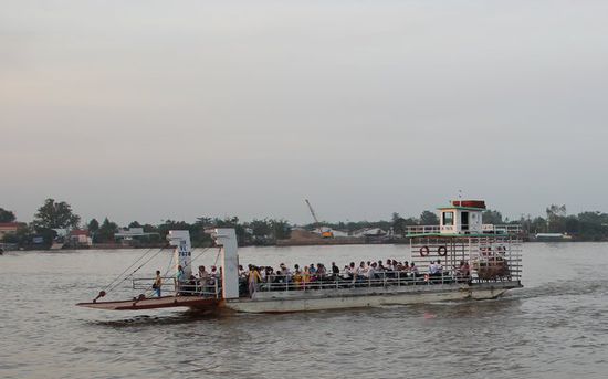 Abenstimmung am Mekong mit Fähre