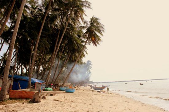 Strand von Mui Ne. Hütten von Fischern