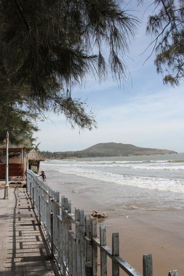An diesen Strand waren ein paar Hotels / Appartments die nur von Vietnamesen besucht waren. Haupsächlich Familien die dort wahrscheinlich dort ein Kurzurlaub machten. Ich war dort als einzigster Tourist.