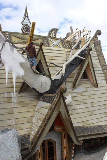 Das "Crazy House" ist wie ein Abenteuerspielplatz. Phantasievoll kann man hier übernachten