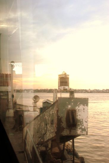 Überquerung des Mekong mit Fähre in der Abendstimmung