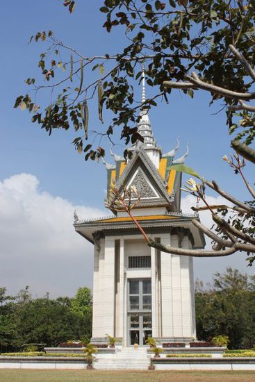 Gedänkstätte - Turm mit den Gebeinen