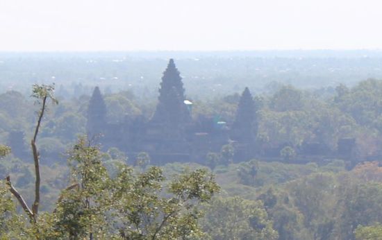 Ankor vom Tempel Phnom Bakheng aus gesehen. Ein Tempel auf einem kleine Berg