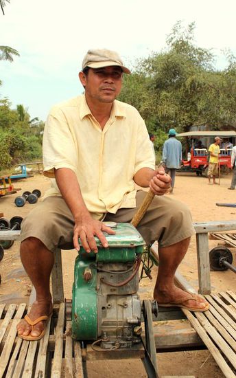 Fahrer von unserm Bamboo Train - 5 PS treiben den Wagen an.