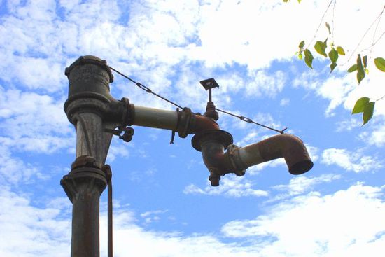 Auf dem Bahnhof von Battangbang. Wasserleitung für die Züge. Hergestetellt in Hoechst (Frankfurt am Main)