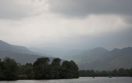 Die Flussfahrt am Ende des Ausflugs. Oft bleiben die Wolken an den Bergen hängen und es gibt Regen.