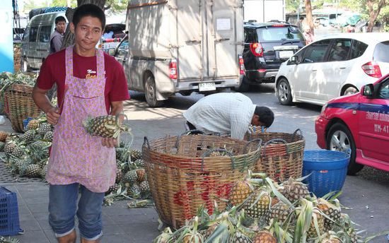 Annanas Verarbeitung in Bangkok