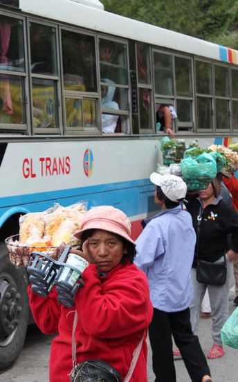 Pause. Frauen verkaufen Essen und Gemüse. Die Region ist auch der Gemüsegarten für Manila.