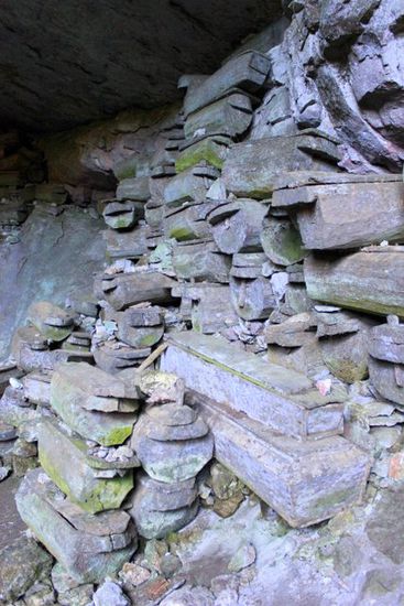 hängende Särge. Sie bestehen aus Holz auch wenn die Farbe den Stein gleicht