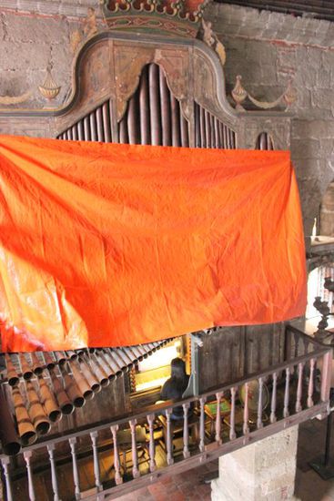 Bamboo Organ abgedeckt wegen den Vorbereitungen für das Festival