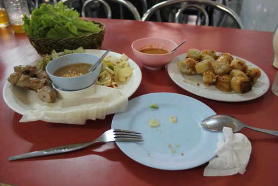 Das Essen seht auf dem Tisch.