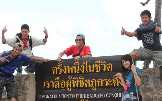 Thailändische Wanderer können feiern nach erreichtem Ziel