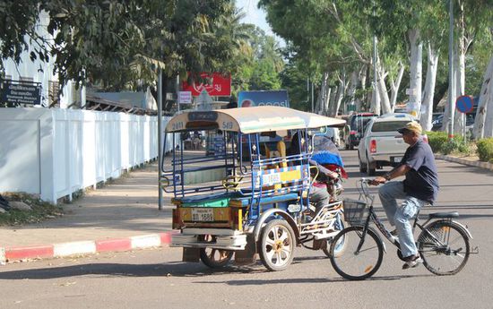 Entspanner Verkehr Tuc-Tuc und Fahrrad