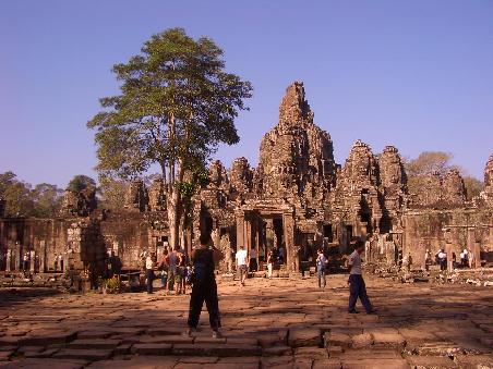 Bayon, der Tempel mit ueber 200 verschiedenen Gesichtern auf den Turmspitzen.