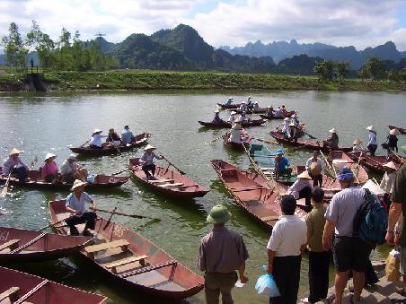 Flussfahrt zur Parfuempagode