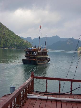 Boot in Ha Long Bay, (auf so einem hab ich auch uebernachtet)