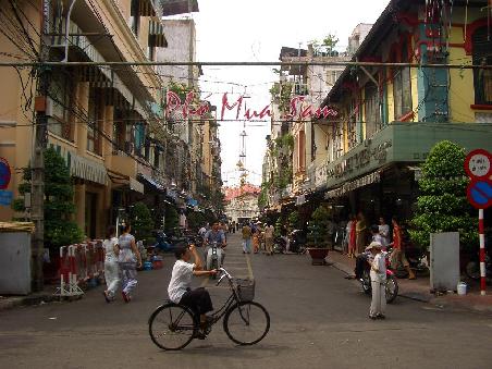 Kleine Einkaufsstrasse in Saigon