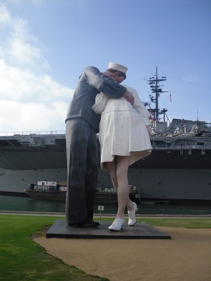 Die Statue wurde einem berühmten Foto nachempfunden, dass nach Bekanntgabe des Kriegsendes gemacht wurde. Tausende Menschen feierten auf dem Times Square, plötzlich küsste ein junger Matrose eine Krankenschwester. Das Foto wurde zu einem Symbol