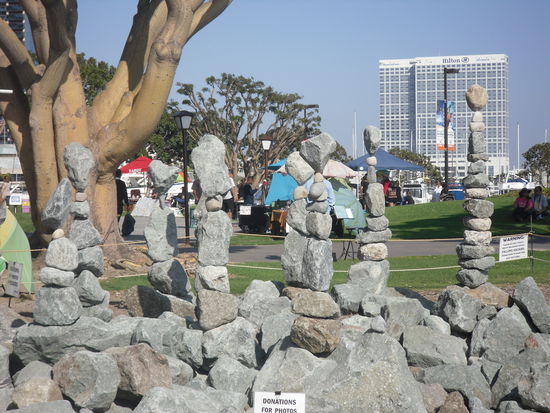 Die Steine halten angeblich ohne Kleber oder Magnete. Der Typ ist hier ein kleiner Star. Eigentlich dachte ich, dass er in San Francisco "ausstellt"