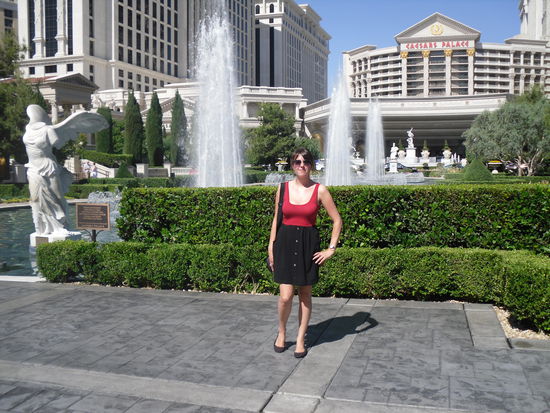 Vor dem bekannten Caesars Palace Hotel. Das Innere ist dem antiken Rom nachempfunden und es gibt eine lange Edel-Shoppingmeile mit künstlichem Himmel