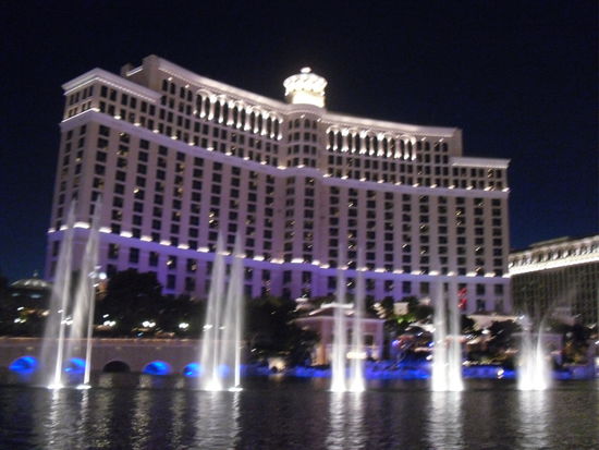 Alle 15 Minuten gibt es vor dem Bellagio eine Wasserfontänen -Show. Wunderschön. Dazu werden bekannte Songs gespielt und die Fontänen bewegen sich im Takt. 3x hintereinander habe ich die Show gesehen.