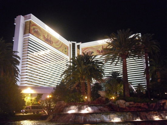 Das Mirage Hotel. Hier gibt es eine angesehene Akrobatikshow zu Beatles Songs