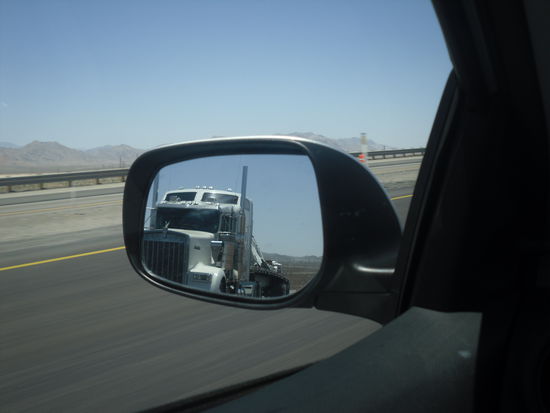 Huch, wer will schon so einen im Rückspiegel haben 