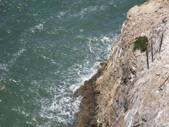 Die Felsen sind so steil und das Wasser sehr kalt. Die Strömung ist auch nicht zu unterschätzen. Ich glaube nicht, dass je ein Ausbruchsversuch Erfolg hatte