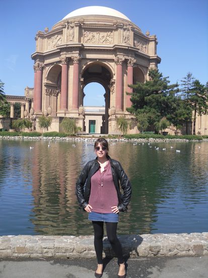 Hinter mir ist der " Palace of Fine Arts". Lag auf meinem Weg zur Golden Gate Bridge