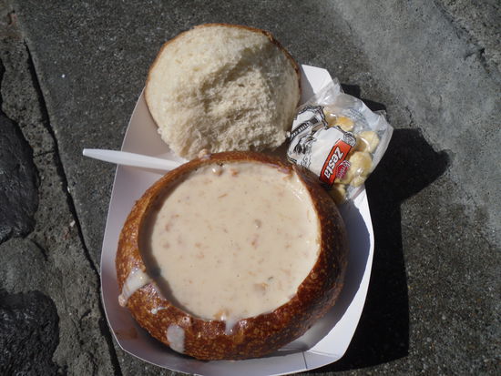 Clam Showder. Muschel-Krebsfleichsuppe im ausgehülltem Brot. Sehr lecker!