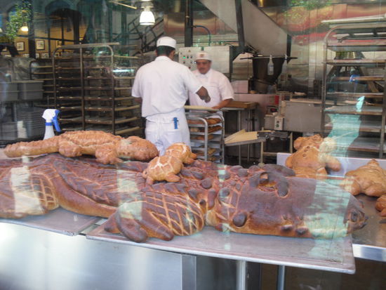 Brot in allen Formen, sehr beliebt. Man kann den Bäckern live zusehen
