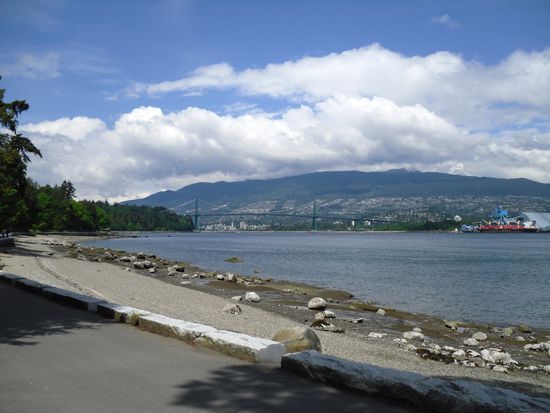 Seawall und Lionsgate Bridge