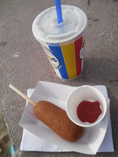 Am Strand in Santa Monica- Corn Dog und Lemonde