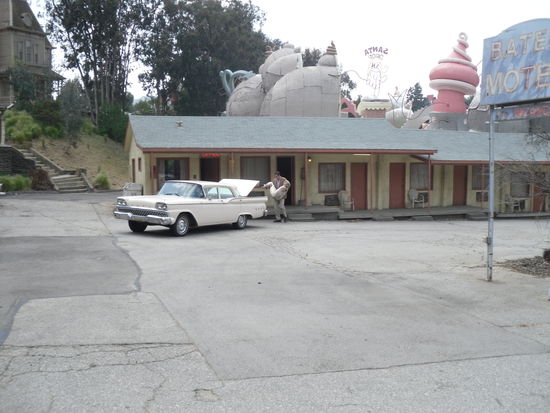 Hier sieht man Norman Bates, wie er die Leiche entsorgt. Dahinter ist die Kulisse von " Der Grinch". Passt doch.