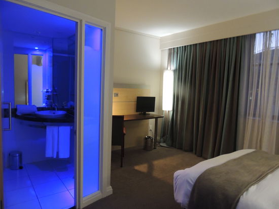 Mein neues Zimmer. Sehr sauber und komfortabel. Leider kommt das Zimmermädchen schon um 8.30 Uhr, besonders doof wenn man gerade unter der Dusche steht 