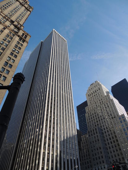 Sie ragen bis hoch in der Himmel und sorgen dafür, dass unten auf den Straßen kaum Sonne hinkommt 