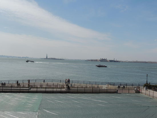 Erster Blick auf Miss Liberty und Ellis Island