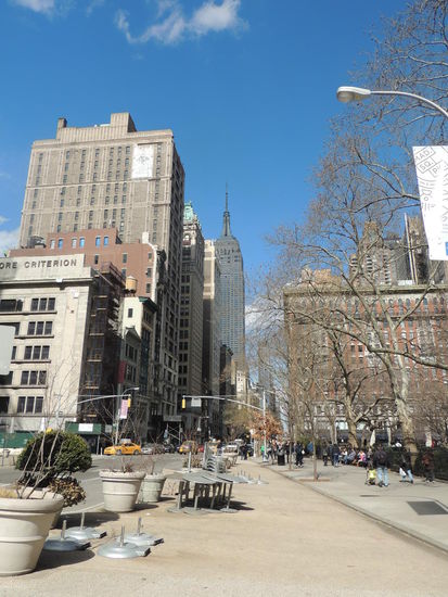 Vor dem Flatiron kreuzen sich Broadway und 5th Avenue mit Ausblick auf das Empire State Building