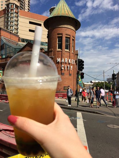 Im Vordergrund mein BubbleTea