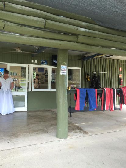 Der Typ im Brautkleid, nachdem er das Video gesehen hat bekam er ganz schön muffensausen