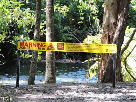Warnschild vor Krokos. Sogar auf deutsch