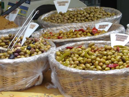 Eine grosse Auswahl an Oliven am Markt von Capestang