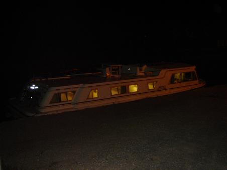 Das Schiff in der Nacht, angelegt in Paraza