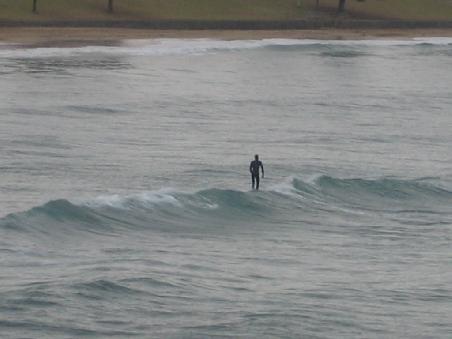 Ein einsamer Surfer ziemlich gelangweilt von der riesen WELLE