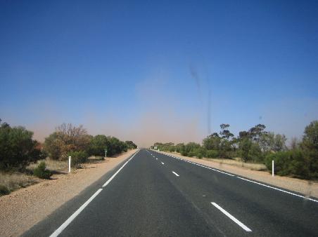 Sturt Highway auf dem Weg in die Staubwueste